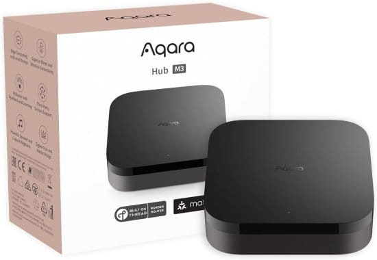 Aqara Hub M3 – רכזת בית חכם רכזת בית חכם Aqara Hub M3 לצד אריזת המוצר
