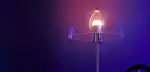 נורת לד חכמה Aqara LED Bulb T2 דולקת במנורת שולחן על רקע סגול