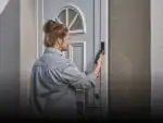 פתיחת דלת באמצעות טלפון תואם עם Nuki Keypad 2 NFC