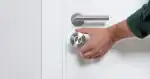 נעילת דלת בלחיצה על הכפתור של מנעול Nuki Smart Lock Ultra
