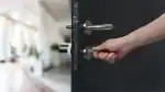 פתיחת דלת במפתח מכני מבחוץ בזמן ש-Nuki Smart Lock Ultra מותקן מבפנים