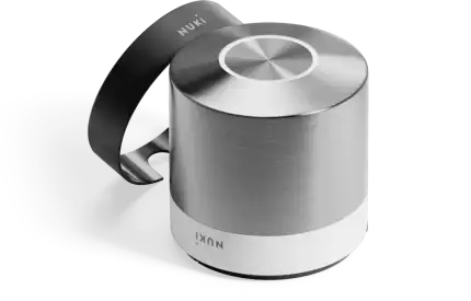 מנעול חכם Nuki Smart Lock Ultra מותקן על צילינדר בדלת כניסה כהה