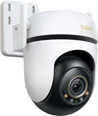 Tapo C530WS במבט צד עם שתי אנטנות חיצוניות